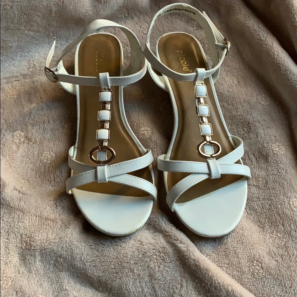 ✨3/$15 or 4/$20✨ White wedge sandals